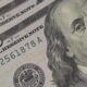 dolar-sobe-a-r$-5,06,-e-bolsa-cai-com-tensao-global-e-ruido-politico