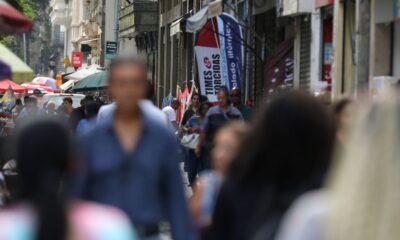 taxa-de-desemprego-de-pretos-e-55%-maior-que-a-de-brancos,-revela-ibge
