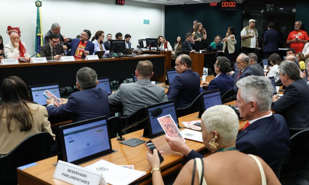 oposicao-critica-pec-do-fim-da-escala-6×1-durante-votacao-na-comissao