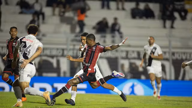 ponte-preta-empata-com-botafogo-sp,-segue-na-vice-lanterna-e-amplia-jejum-na-serie-b