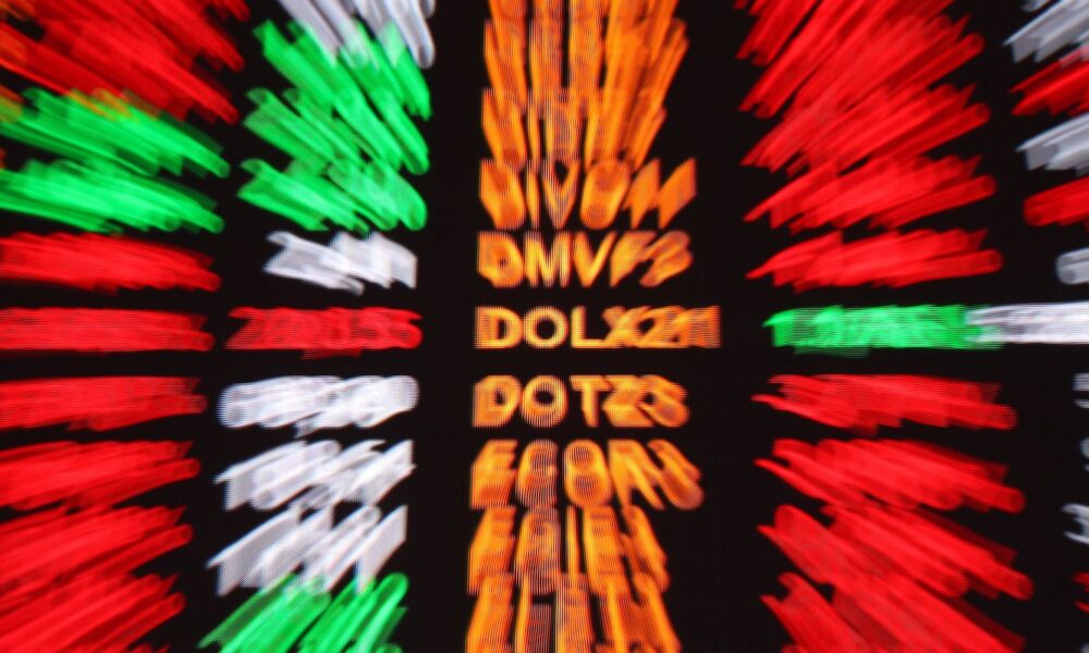 bolsa-sobe-1,16%,-e-dolar-cai-para-r$-5,-apesar-de-medida-dos-eua