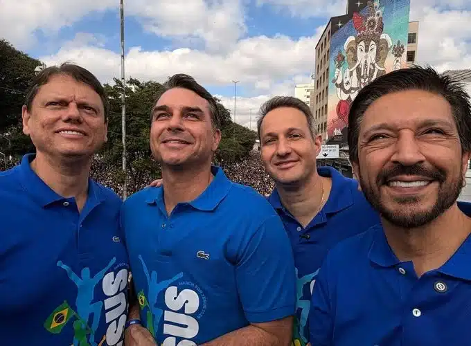 marcha-para-jesus:-flavio-bolsonaro-pede-oracoes-pelo-pai