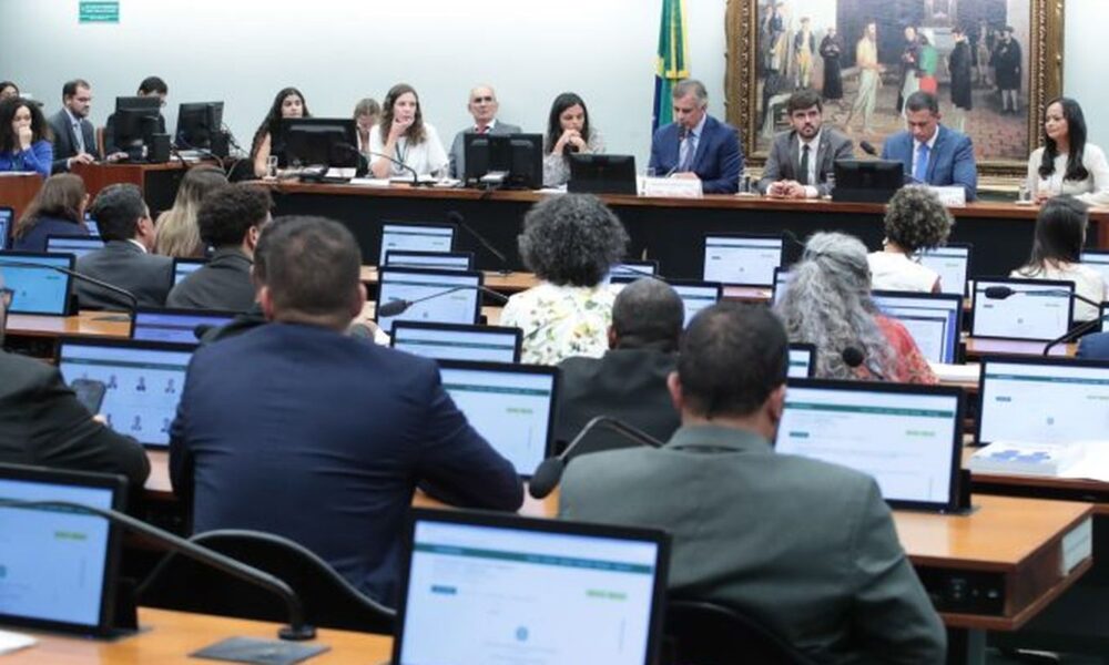deputados-votam-reducao-da-maioridade-penal-em-comissao  