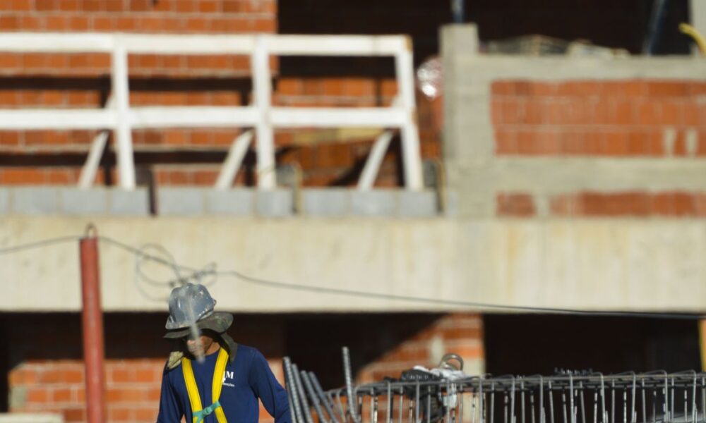 construcao-empregou-2,5-milhoes-e-pagou-media-de-2,1-salarios-minimos