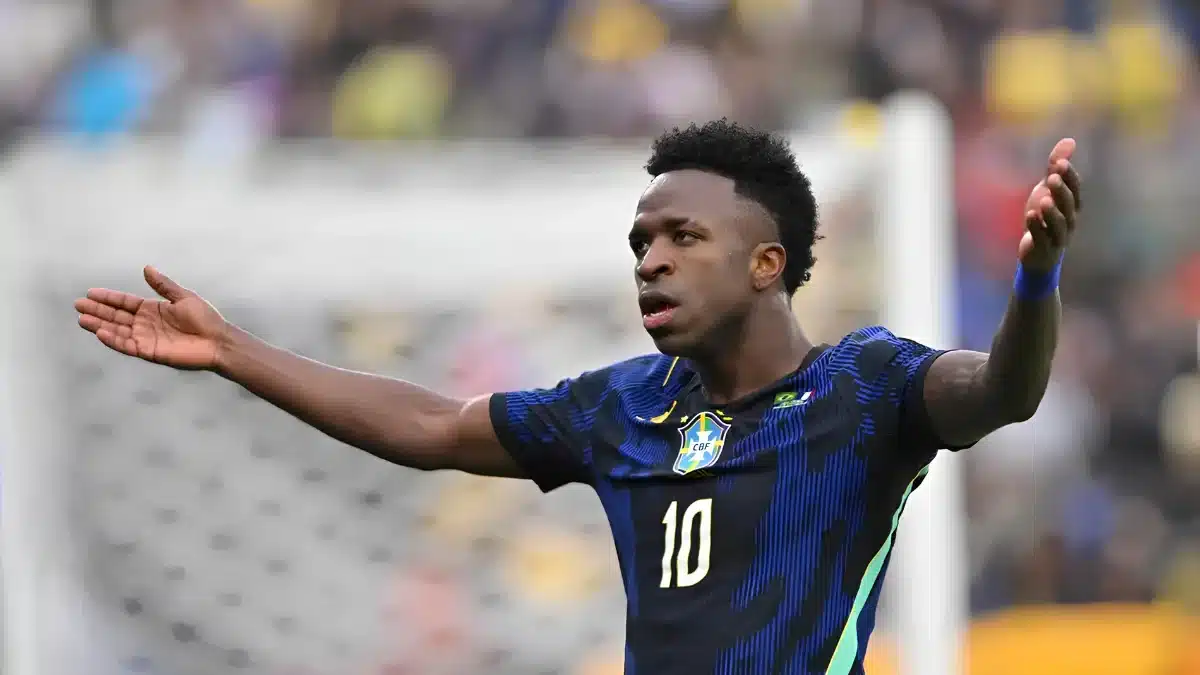 brasil-vence-a-escocia-com-dois-gols-de-vini-jr-e-avanca-em-primeiro-na-copa-do-mundo