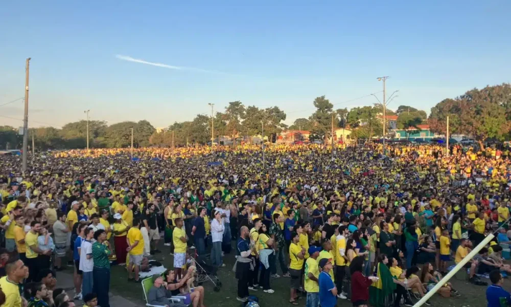 torcida-acompanha-eliminacao-do-brasil-na-copa-do-mundo-na-arena-do-torcedor;-veja-fotos