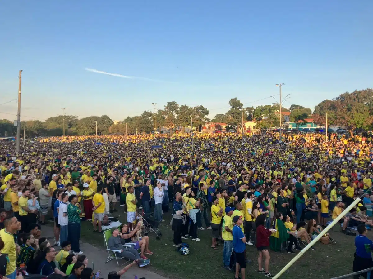torcida-acompanha-eliminacao-do-brasil-na-copa-do-mundo-na-arena-do-torcedor;-veja-fotos