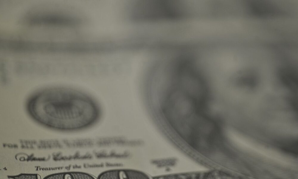 dolar-recua,-bolsa-cai-e-petroleo-dispara-com-tensao-no-oriente-medio