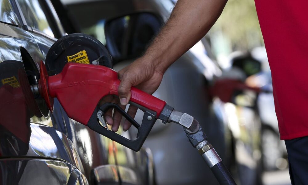 governo-adia-reuniao-que-pode-aumentar-etanol-na-gasolina-para-32%