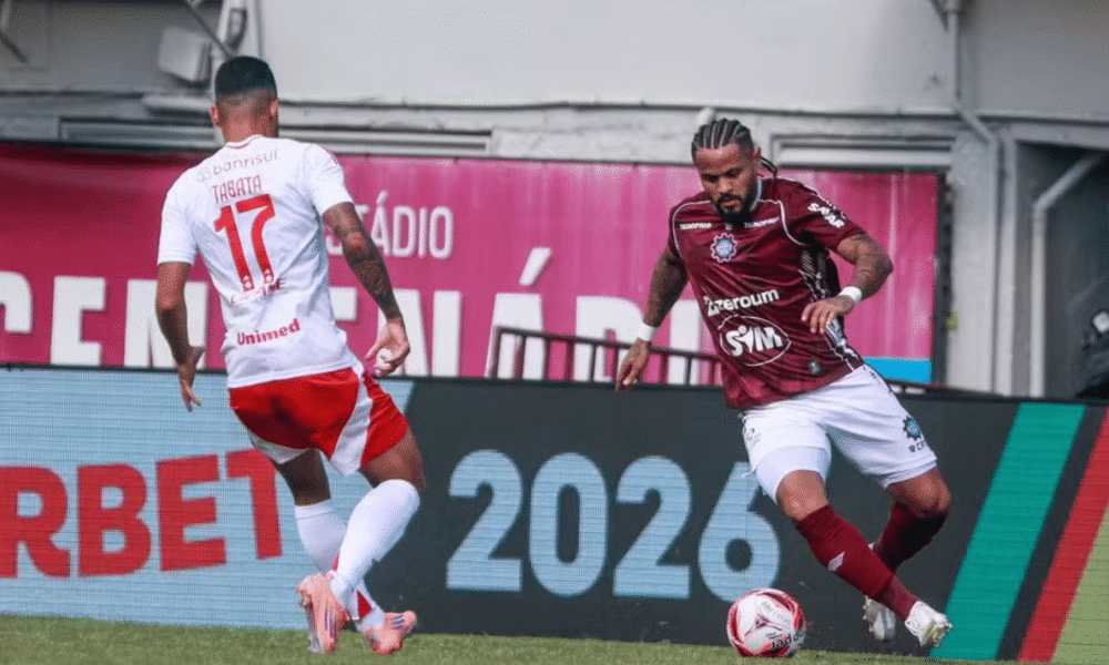 ponte-preta-nega-interesse-em-lateral-e-jogador-diz-que-recusou-proposta:-“jogar-de-graca,-nao-da”