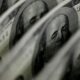 dolar-sobe-para-r$-5,11,-e-bolsa-fica-estavel,-apesar-de-tensao-global