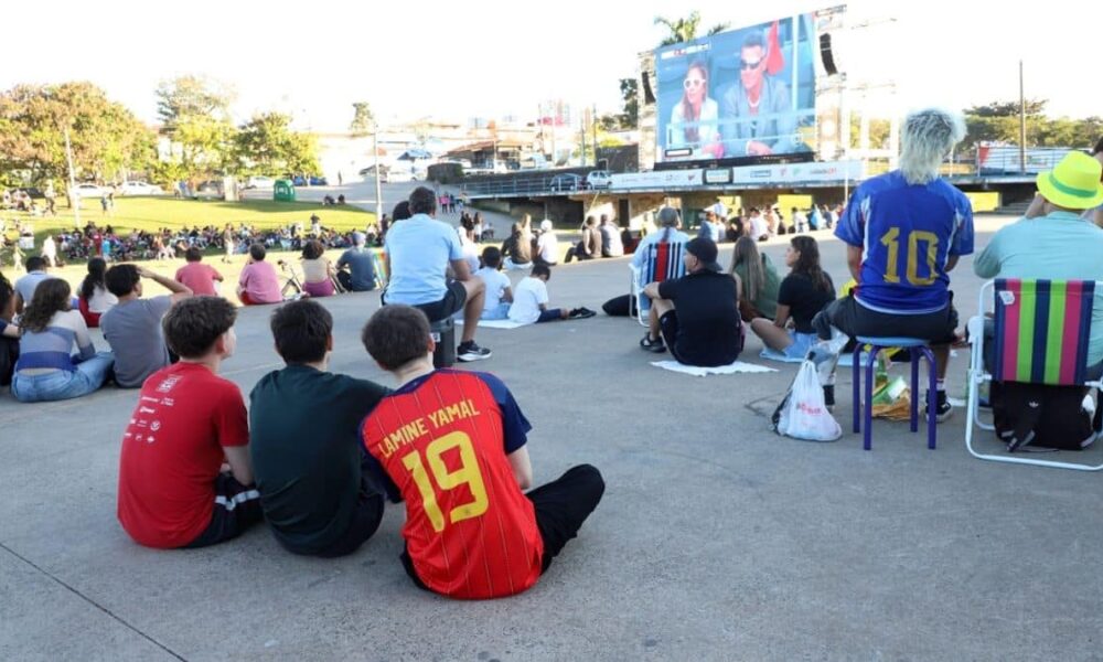 vitoria-da-espanha-agita-a-arena-do-torcedor-e-encerra-programacao-da-copa;-veja-fotos