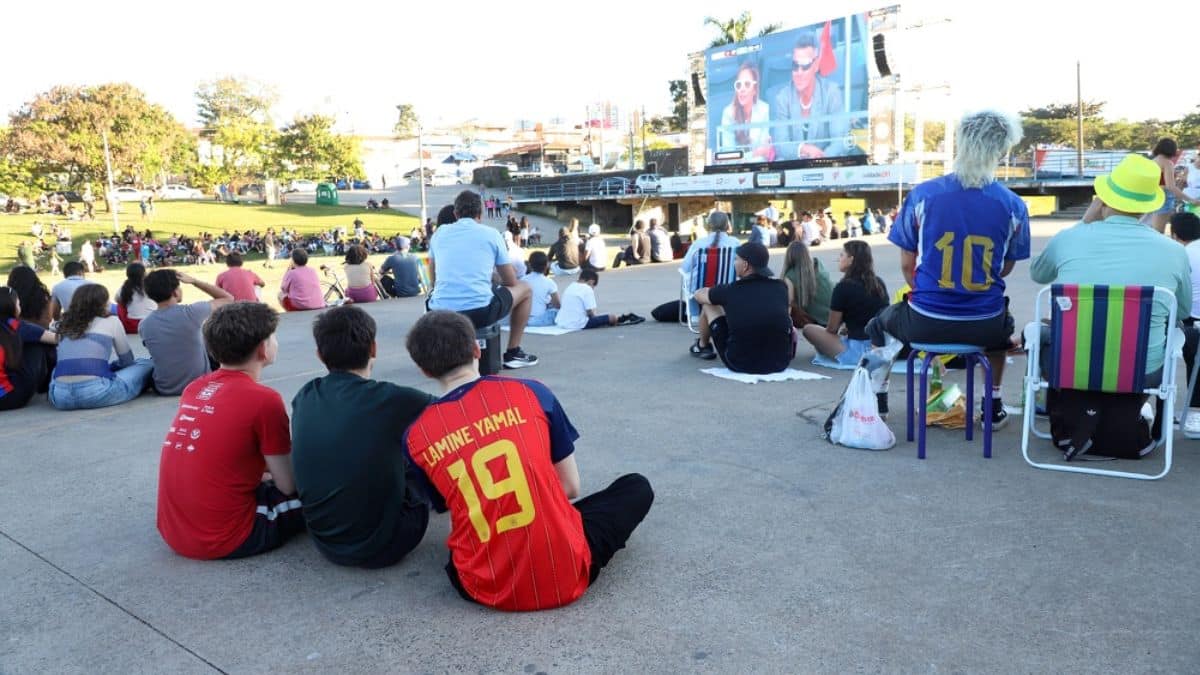 vitoria-da-espanha-agita-a-arena-do-torcedor-e-encerra-programacao-da-copa;-veja-fotos