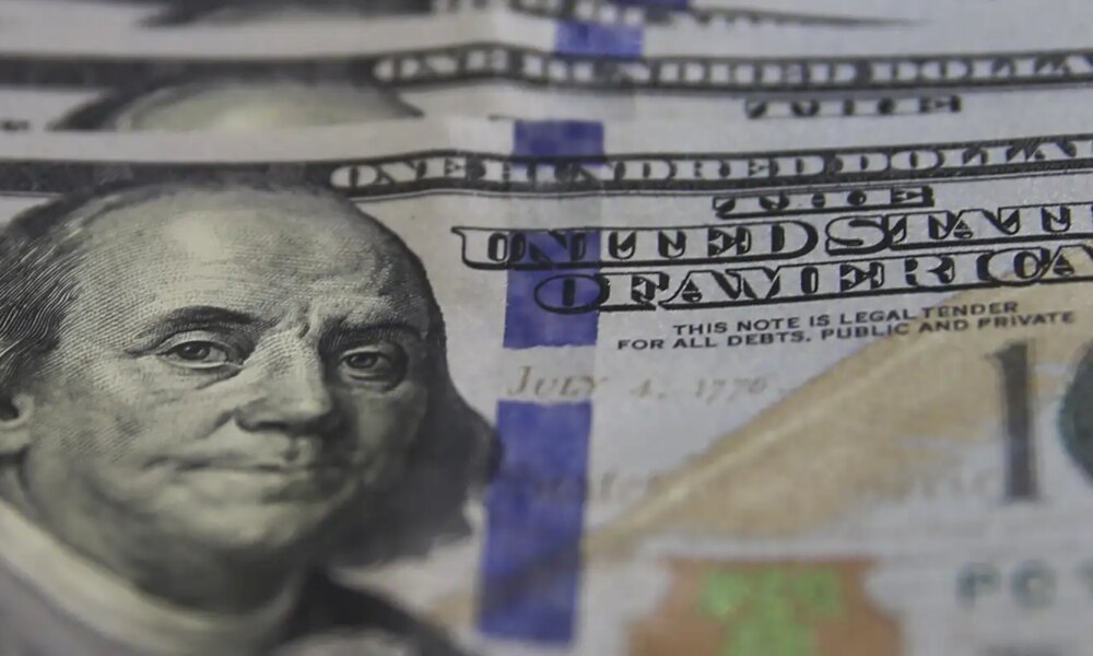 dolar-cai-ao-menor-valor-desde-junho-com-alta-do-petroleo