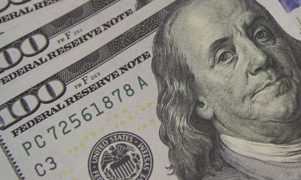 dolar-cai-ao-menor-nivel-em-quase-dois-meses,-com-alivio-externo