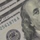 dolar-cai-ao-menor-nivel-em-quase-dois-meses,-com-alivio-externo