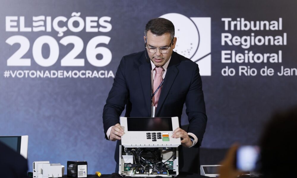 tre-rj-abre-urna-para-o-publico-e-defende-seguranca-do-voto-eletronico