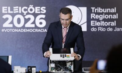 tre-rj-abre-urna-para-o-publico-e-defende-seguranca-do-voto-eletronico