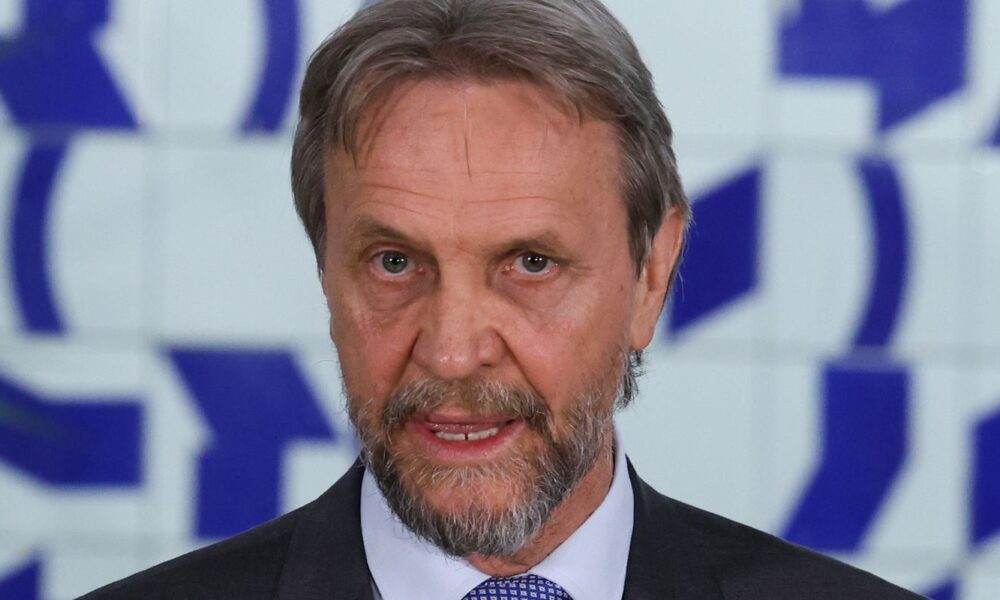 apos-avc-isquemico,-lider-do-pt-na-camara-continua-internado