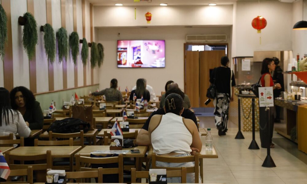 servicos-ocuparam-15,9-milhoes-e-pagaram-media-de-2,2-minimos-em-2024