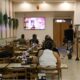 servicos-ocuparam-15,9-milhoes-e-pagaram-media-de-2,2-minimos-em-2024