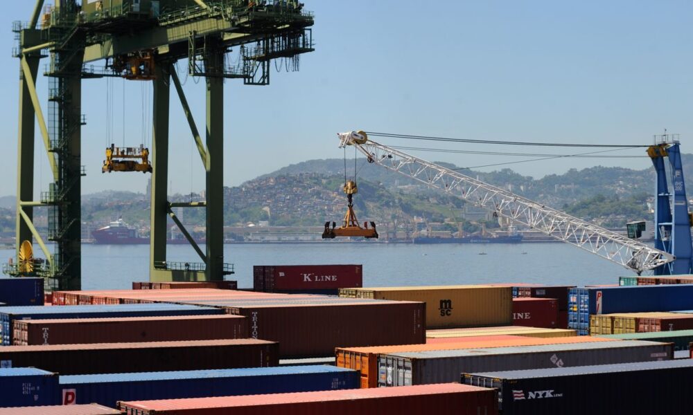 balanca-comercial-tem-superavit-de-us$-7,4-bilhoes-em-agosto