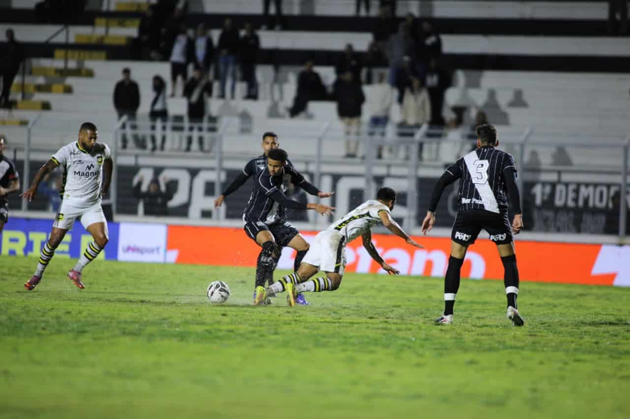 ponte-preta-perde-para-o-sao-bernardo-e-se-isola-com-pior-jejum-da-historia-da-serie-b