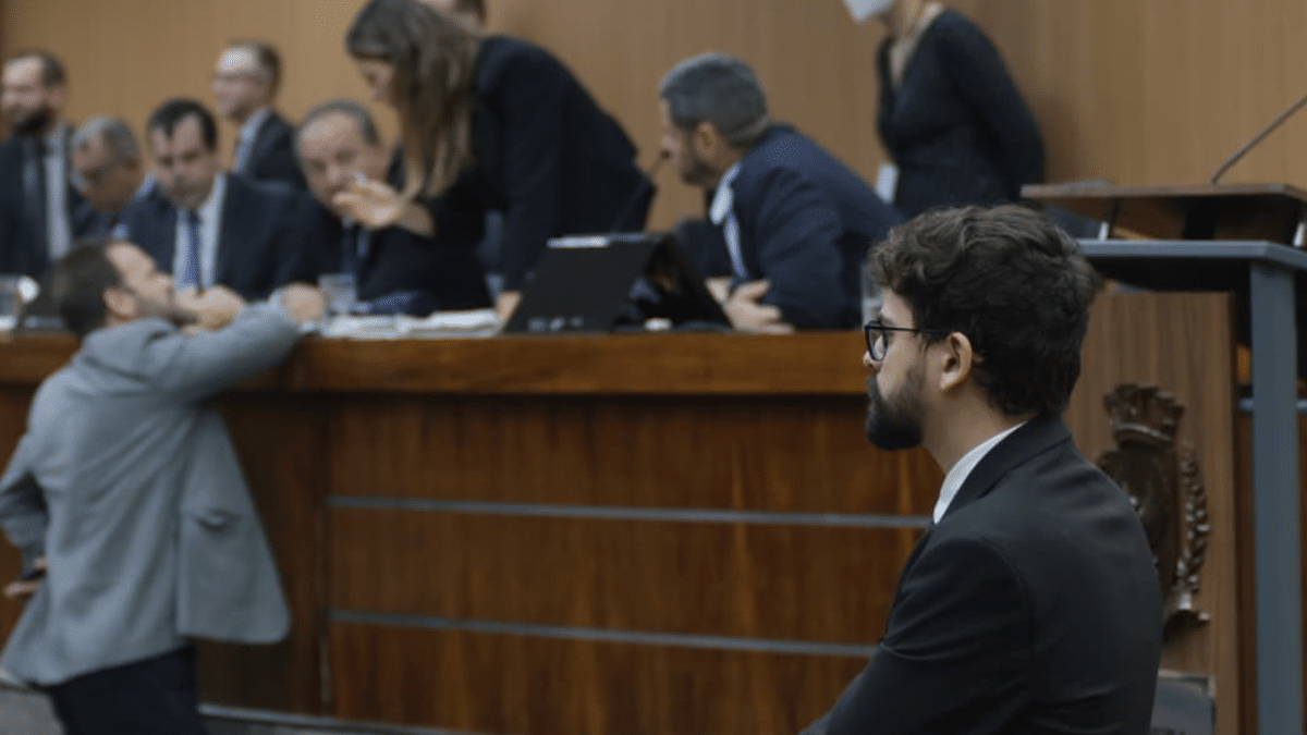 ao-vivo:-camara-decide-o-futuro-do-mandato-de-vini-oliveira