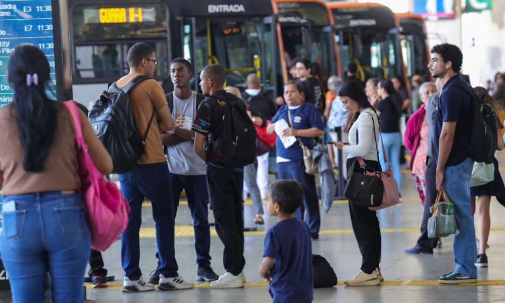 setor-de-servicos-fica-estavel-em-julho-e-sobe-2,4%-em-12-meses