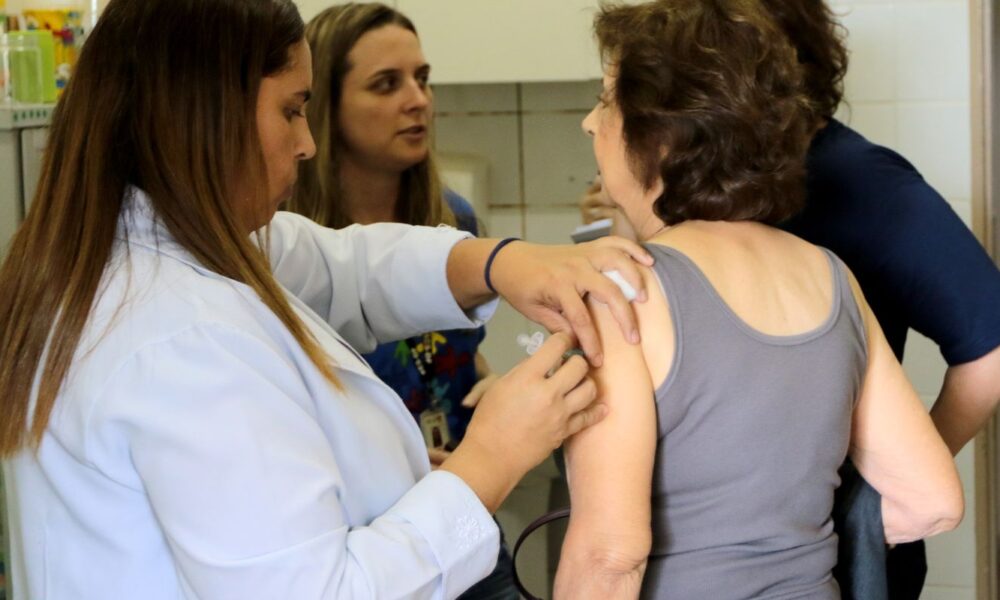 sus-amplia-cobertura-da-vacina-pneumo-20-para-maiores-de-85-anos