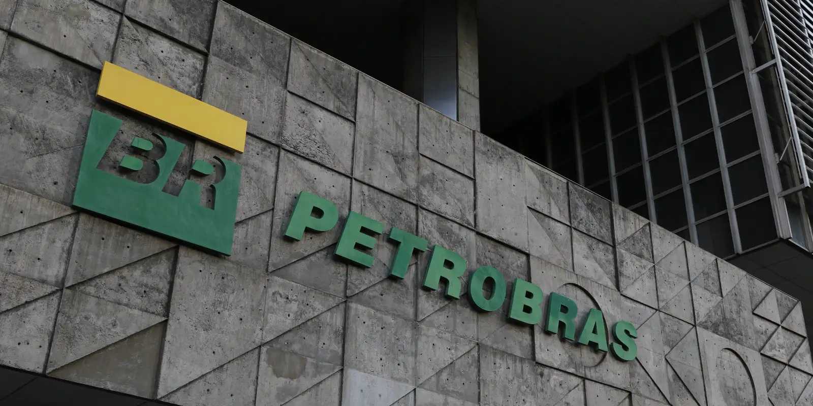 petrobras-batiza-primeiro-navio-a-navegar-com-tripulacao-100%-feminina