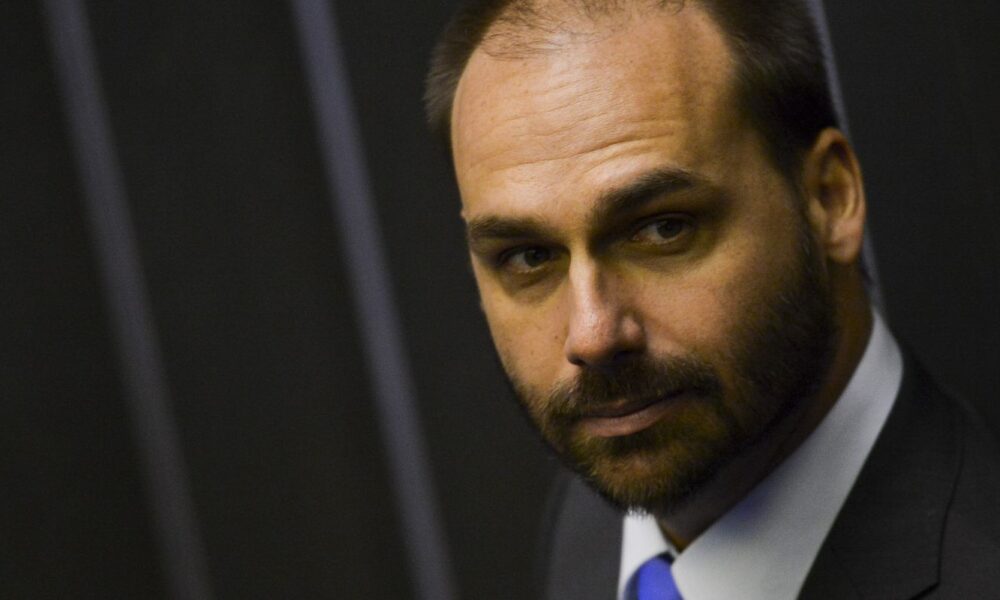 ministerio-da-justica-demite-eduardo-bolsonaro-por-abandono-de-cargo