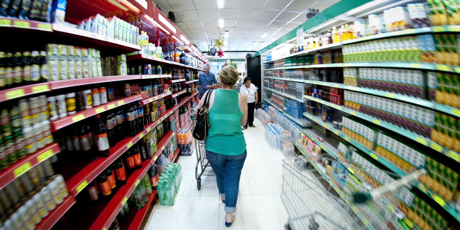 producao-industrial-cai-0,6%-de-julho-para-agosto,-diz-ibge