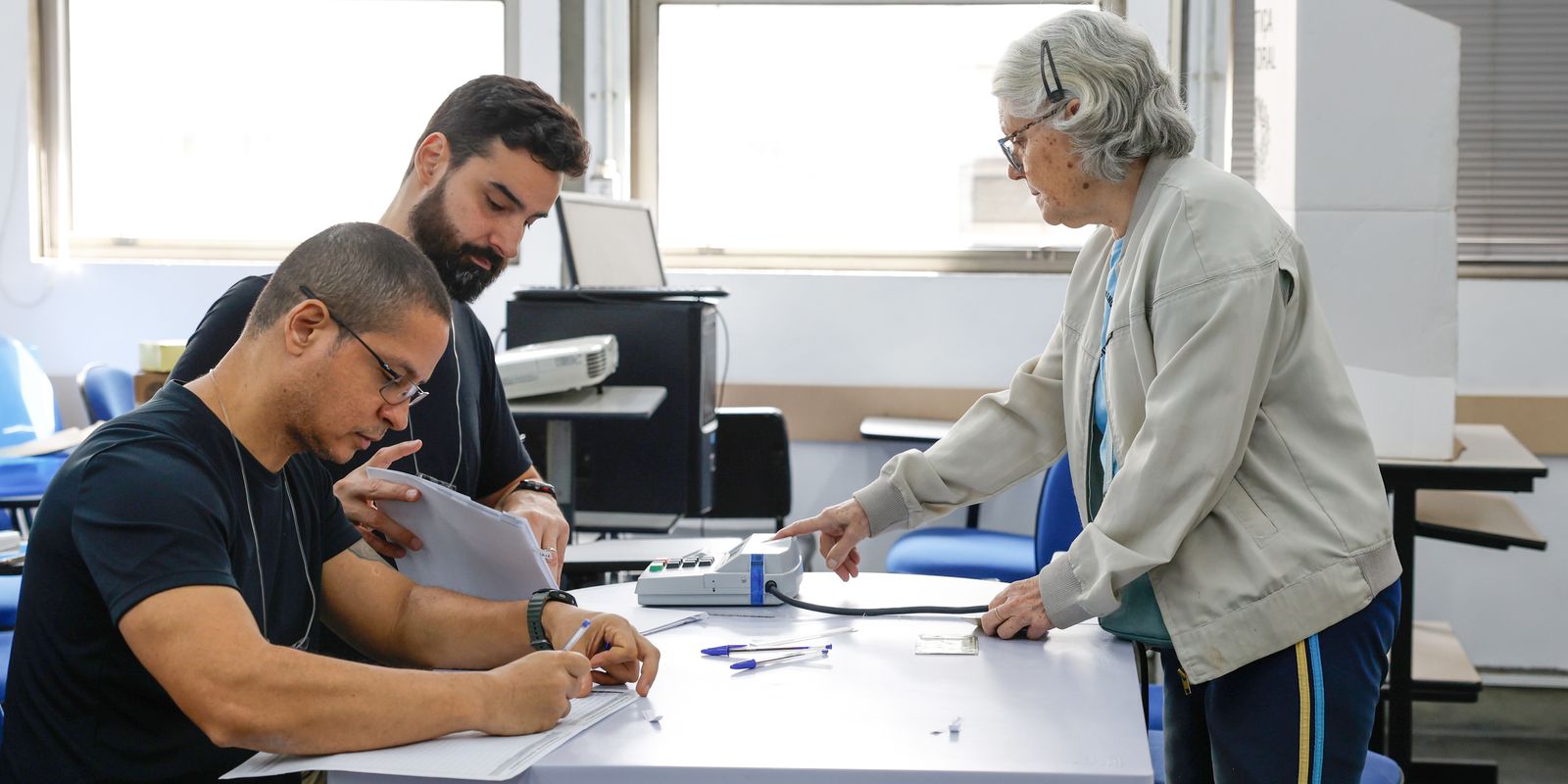 eleitores-do-rio-seguem-em-fila-de-votacao-ate-depois-das-19h