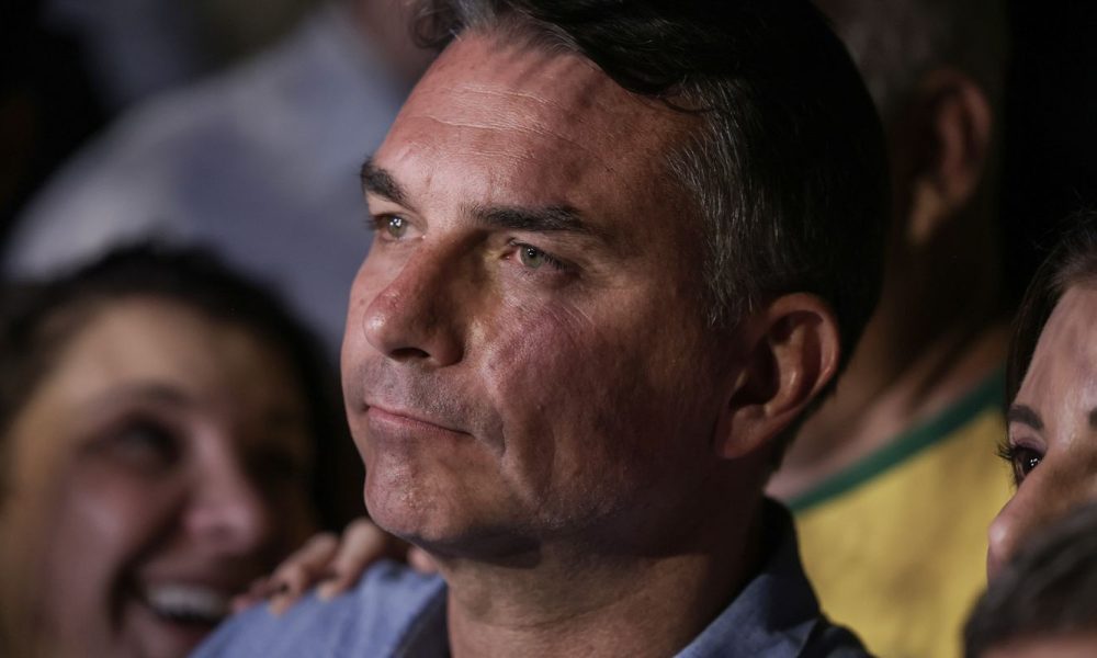 mendonca-multa-flavio-por-impulsionar-post-negativo-contra-lula