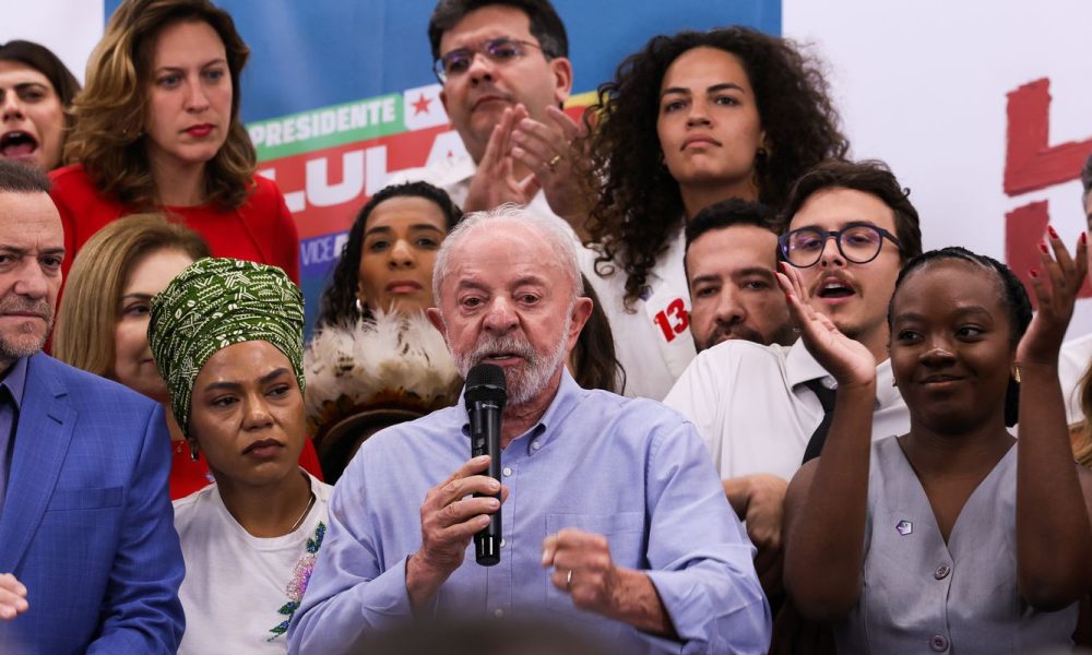 lula-cobra-flavio-bolsonaro-sobre-apoio-ao-fim-da-escala-6×1