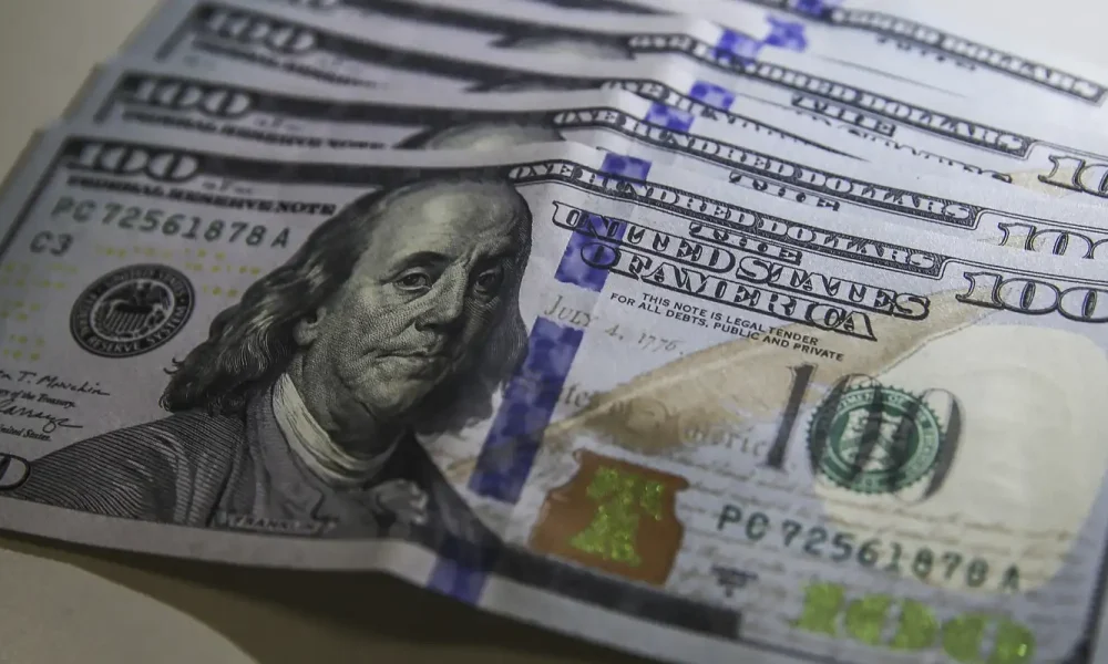 dolar-volta-a-r$-5-com-ambiente-externo-e-ajuste-pos-eleitoral