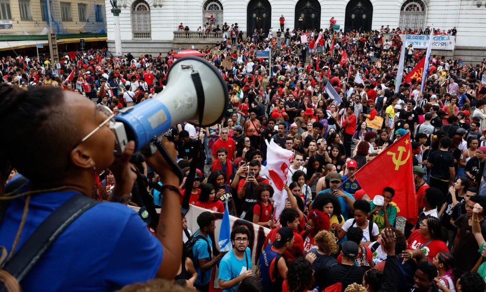 estudantes-fazem-atos-pelo-pais-em-apoio-a-lula