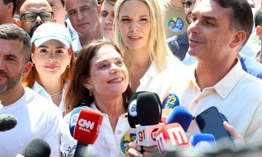 flavio-bolsonaro-faz-ato-no-rio-ao-lado-de-douglas-ruas