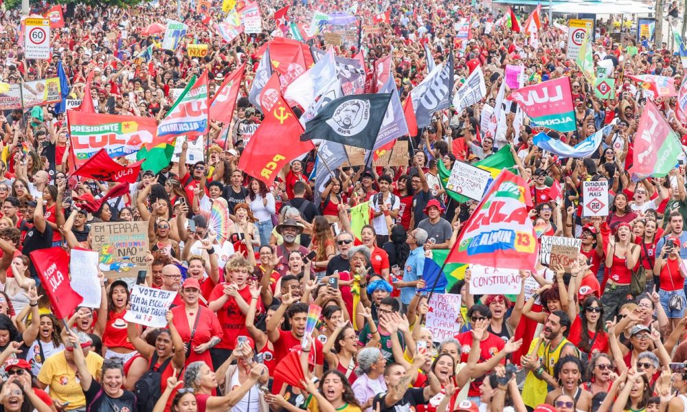 milhares-ocupam-copacabana-em-ato-pela-democracia-e-em-apoio-a-lula