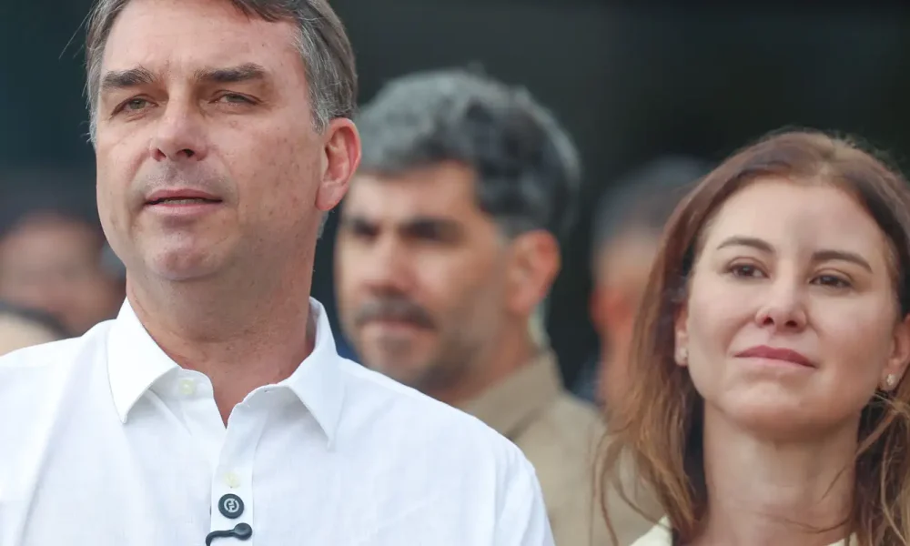 flavio-bolsonaro-participa-de-missa-na-catedral-de-brasilia