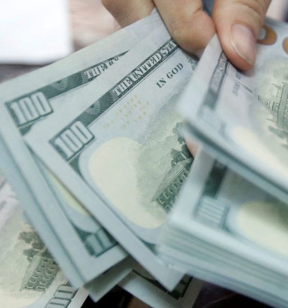 dolar-sobe-0,74%-e-volta-a-fechar-acima-de-r$-5