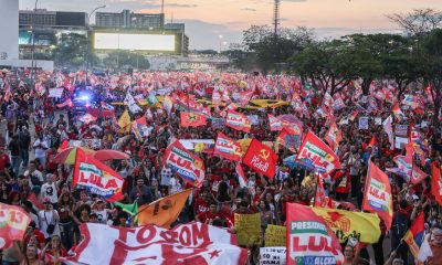 milhares-de-estudantes-tomam-a-esplanada-em-apoio-a-lula
