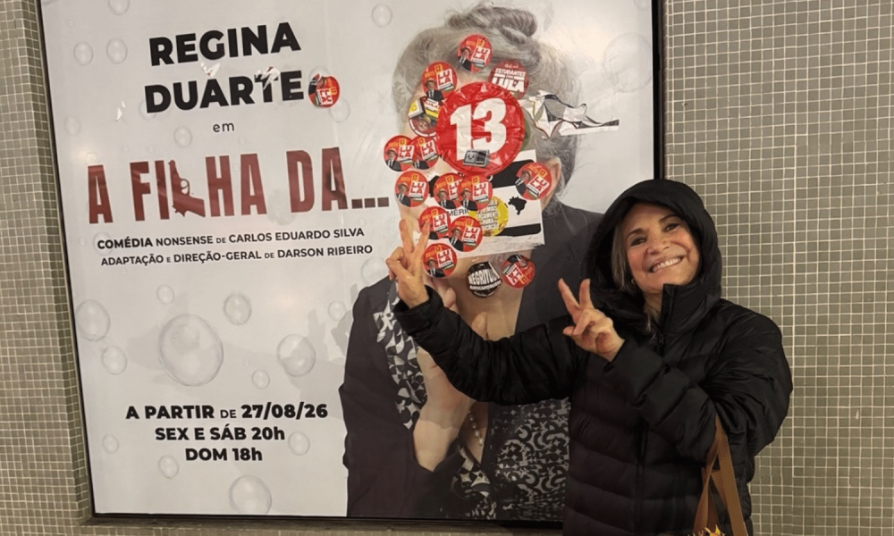 regina-duarte-declara-voto-em-frente-a-cartaz-com-adesivos-de-lula