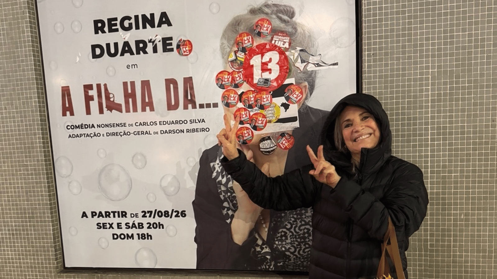 regina-duarte-declara-voto-em-frente-a-cartaz-com-adesivos-de-lula
