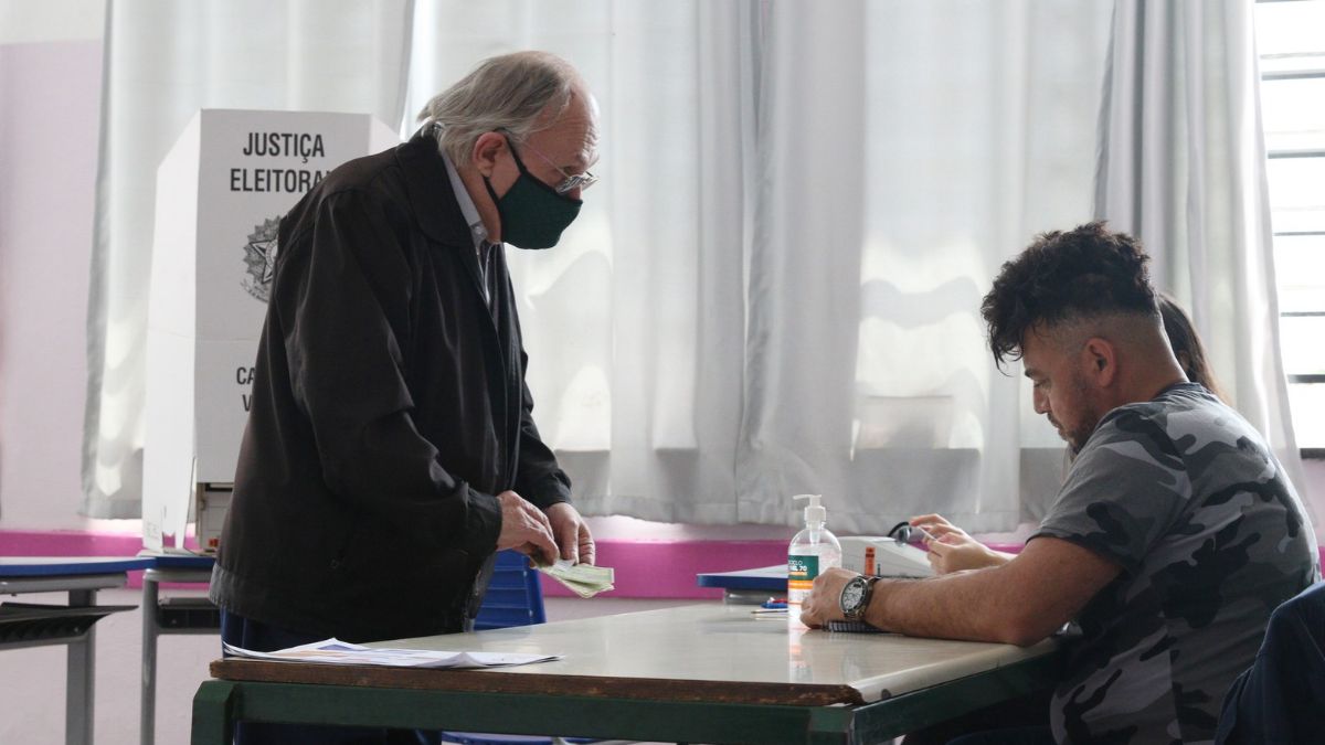 eleitores-com-mais-de-70-anos-sao-obrigados-a-votar-no-2o-turno-neste-domingo?