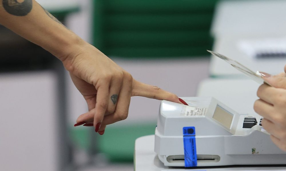 eleitores-vao-cedo-aos-locais-de-votacao-no-rio,-mesmo-com-chuva