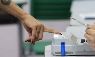 eleitores-vao-cedo-aos-locais-de-votacao-no-rio,-mesmo-com-chuva