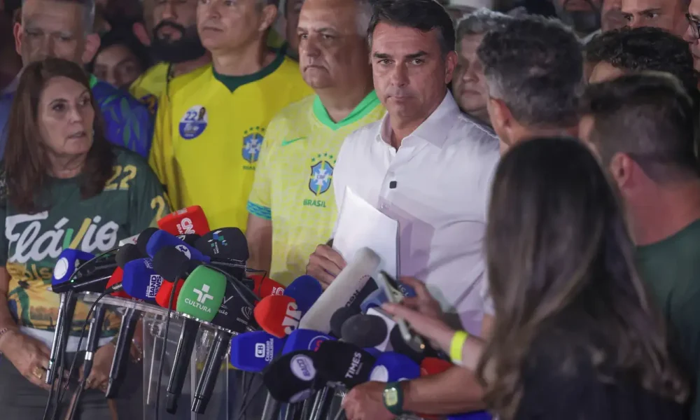 moraes-manda-flavio-entregar-passaporte-e-o-proibe-de-deixar-o-pais