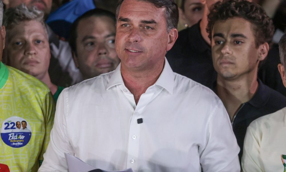 policia-federal-cancela-passaportes-de-flavio-bolsonaro